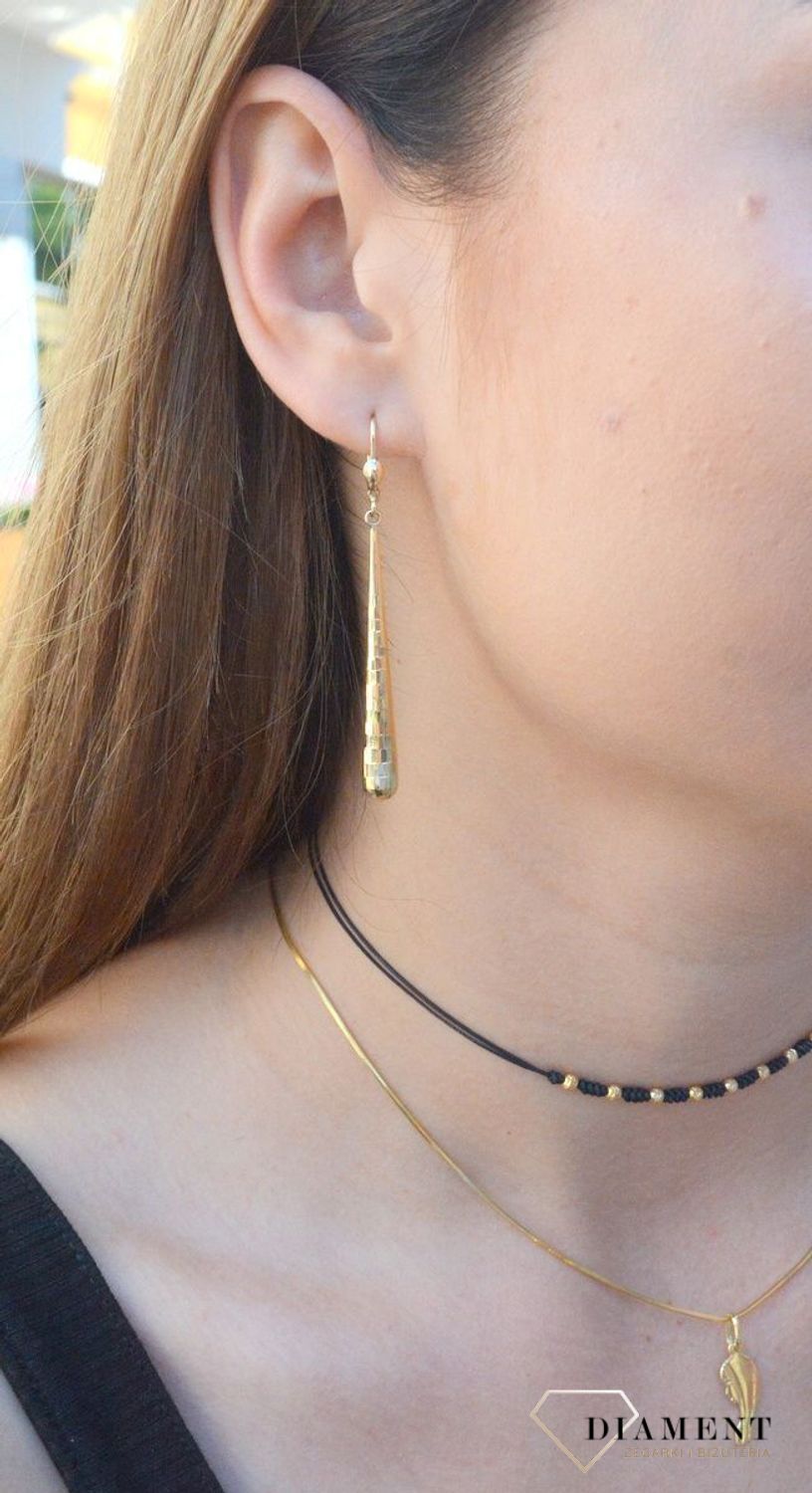 Kolczyki złote pr 333 długie sopelki grawerowane KL 4559 333. Od minimalistycznych zdobień po intensywne i nowoczesne formy. Olśniewające kolczyki wykonane z wysokiej jakości 8-karatowego żółtego złota grawerowane, próba 333.jpg